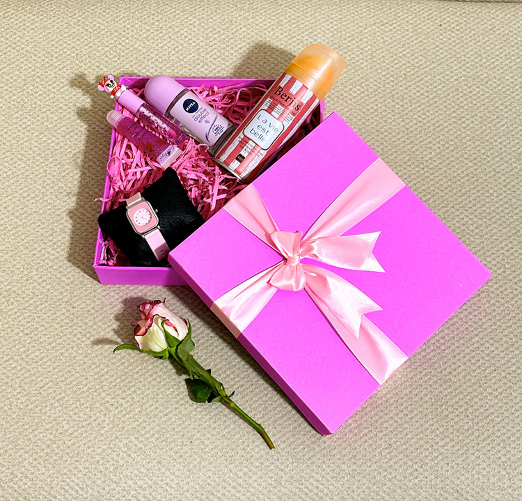 پک کادویی صورتی دخترونه با انواع محصولات ترنددخترونه